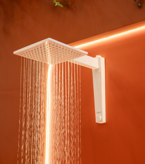 Ducha branca Lorenzetti instalada em ambiente contemporâneo