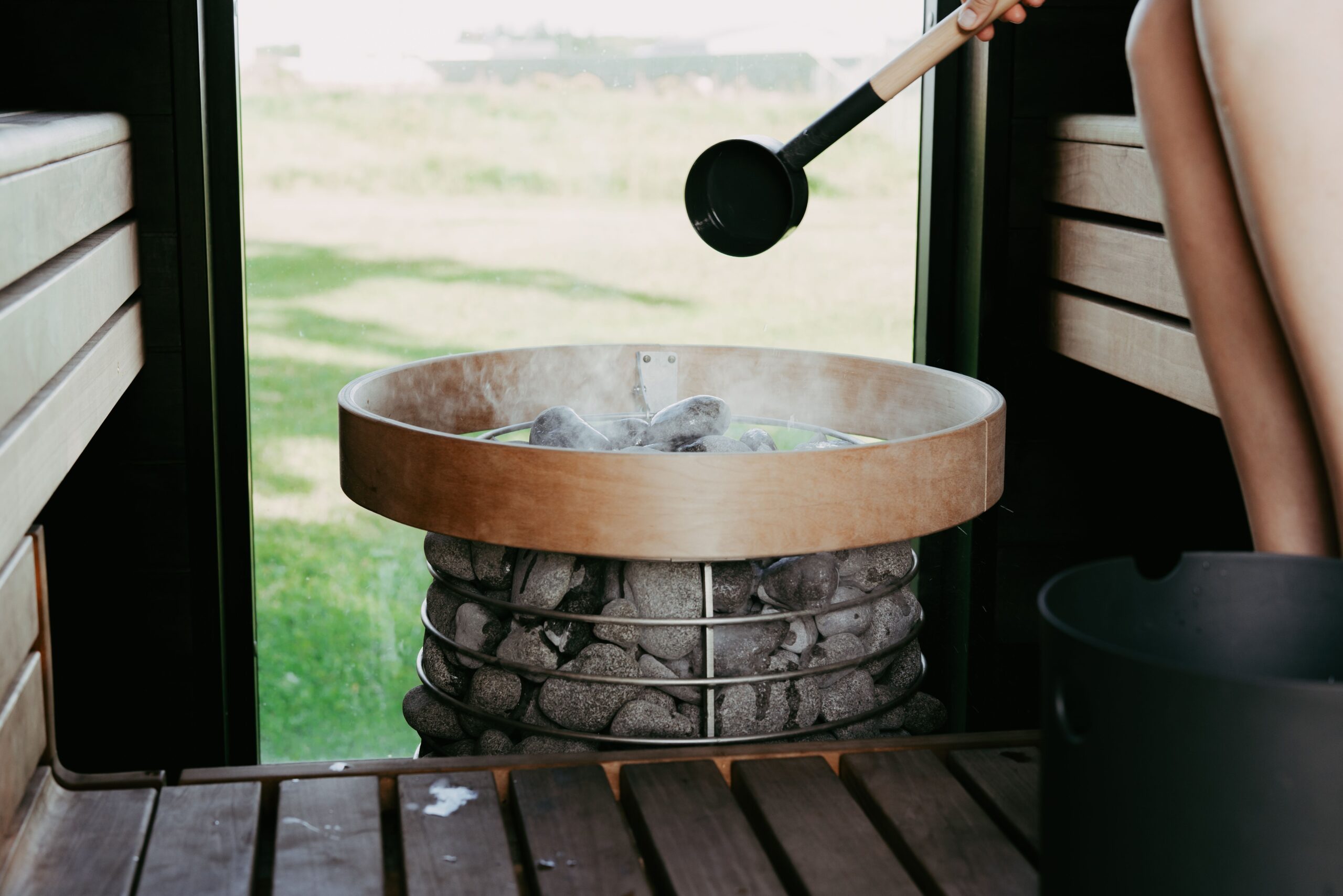 Vapor sobre pedras aquecidas em uma sauna